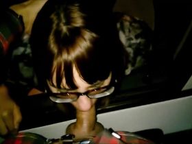 Незнакомец заставил сидящую в машине брюнетку в очках отсасывать его вставший хер