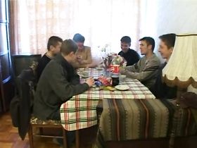 Парни поздравляют женщину в возрасте с днем рождения, трахая её