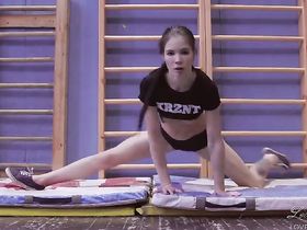 Сексуальная тренировка в спортзале молодой стройной брюнетки